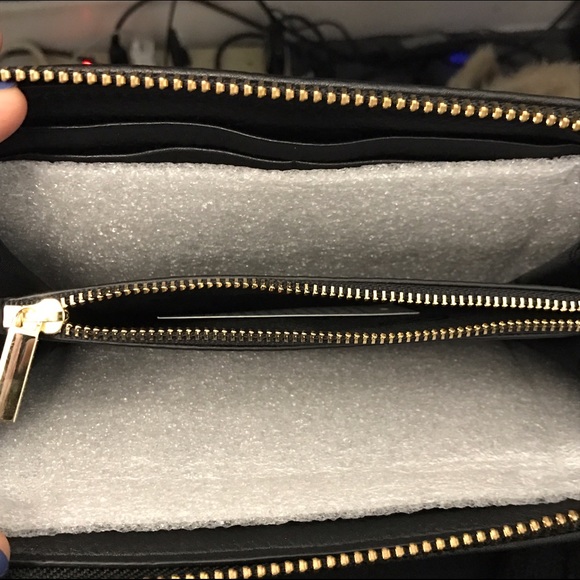 ❗️SALE❗️ Tory Burch Snow Leopard Wallet - Picture 2 of 3