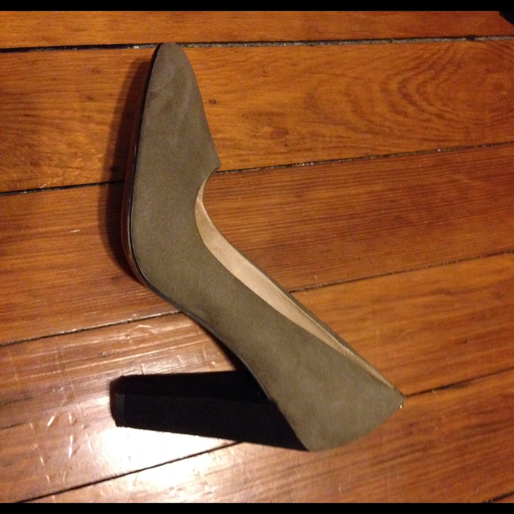 Aldo pumps suede with black heel detail