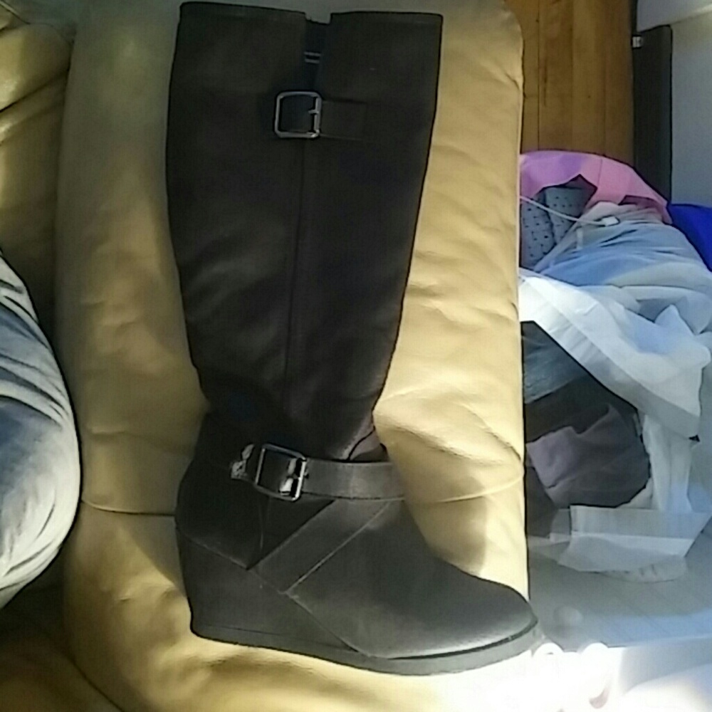 Boots - Picture 3 of 4