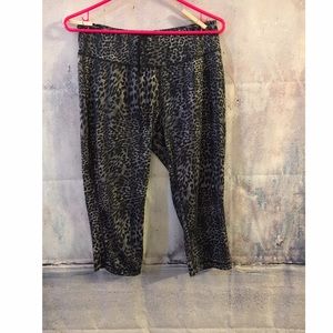 Knee length yoga leggings