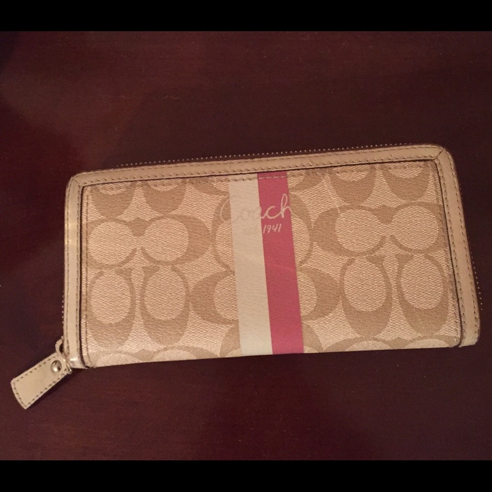 Coach Wallet with logo - Ivory and pink!