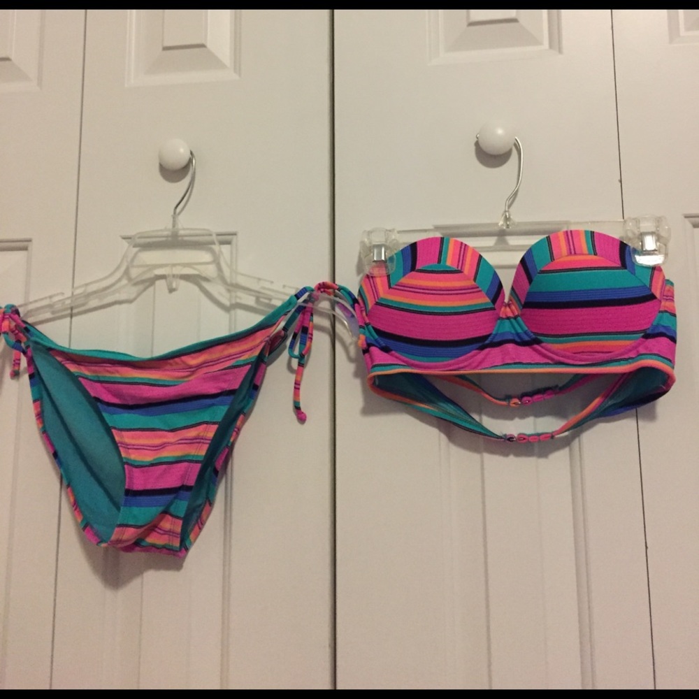 Striped bikini - Picture 2 of 2