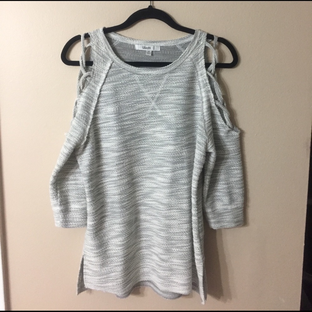 ⬇️$40 AnM Laced Cold Shoulder Top