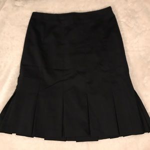 $8/3 for $15. Gap stretch pleated skirt - Size 8
