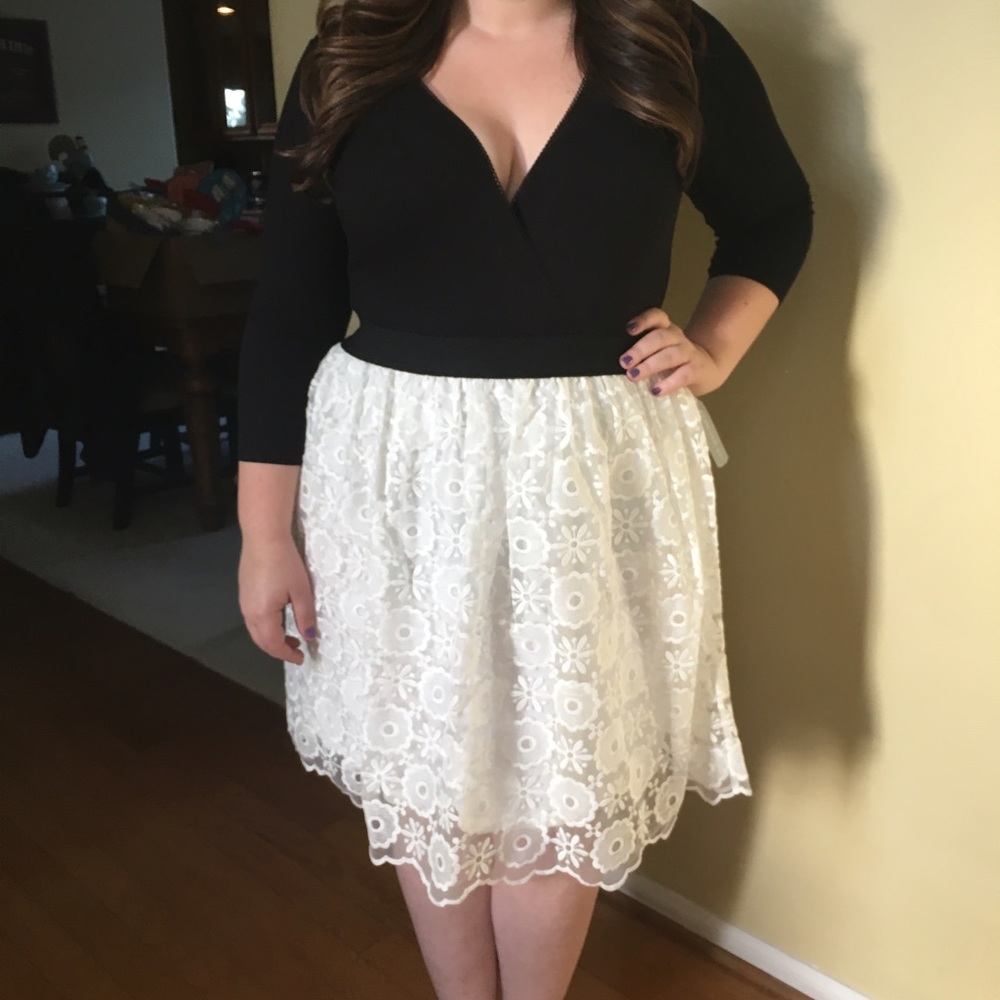 NEW WITH TAG!!!! White Flower Print Skirt