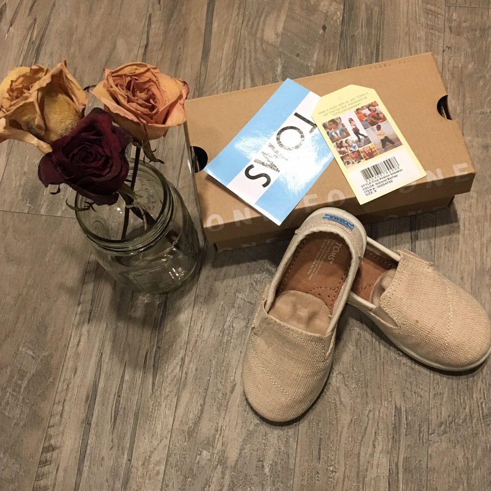 Girls Tiny Toms size 9