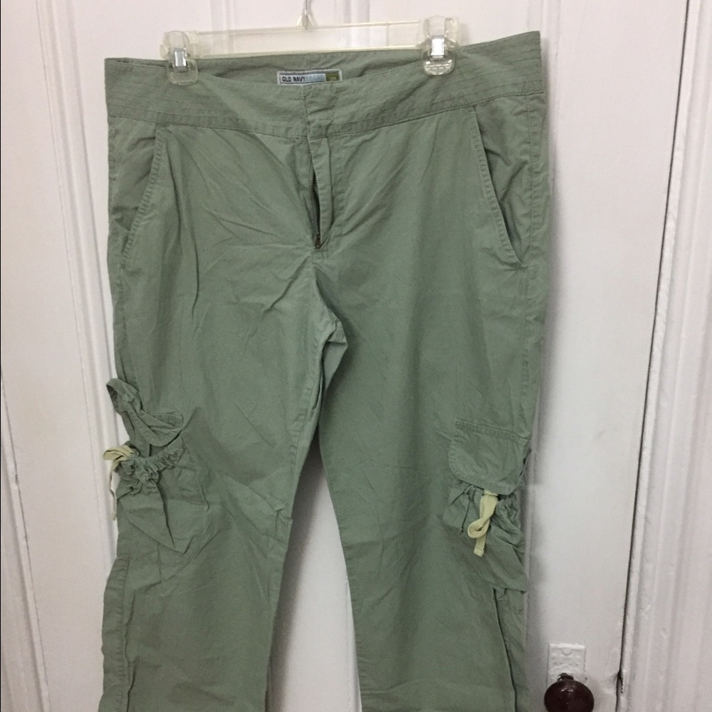 Old Navy Army Green Cargo Pocket Capri Pants