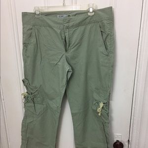 Old Navy Army Green Cargo Pocket Capri Pants