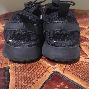 Women's 8.5 Nike Roshe