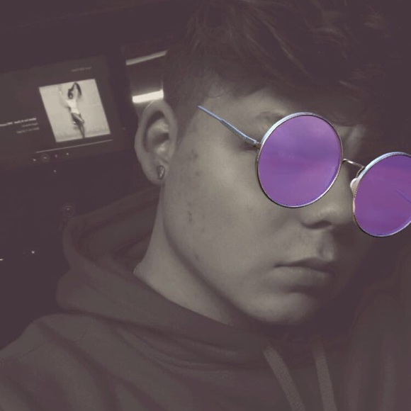 Meet your Posher, Alec - Picture 1 of 1