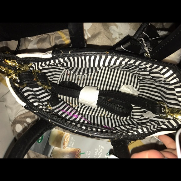 Cute betsey Johnson purse - Picture 2 of 4