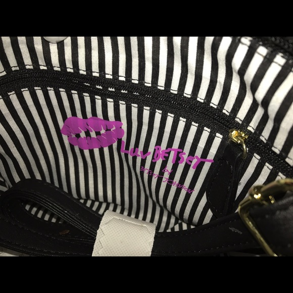 Cute betsey Johnson purse - Picture 3 of 4