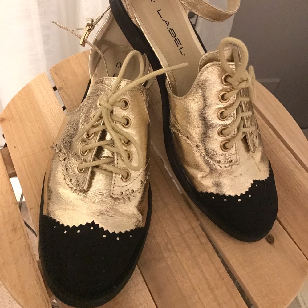 Wing tip ankle strap flats