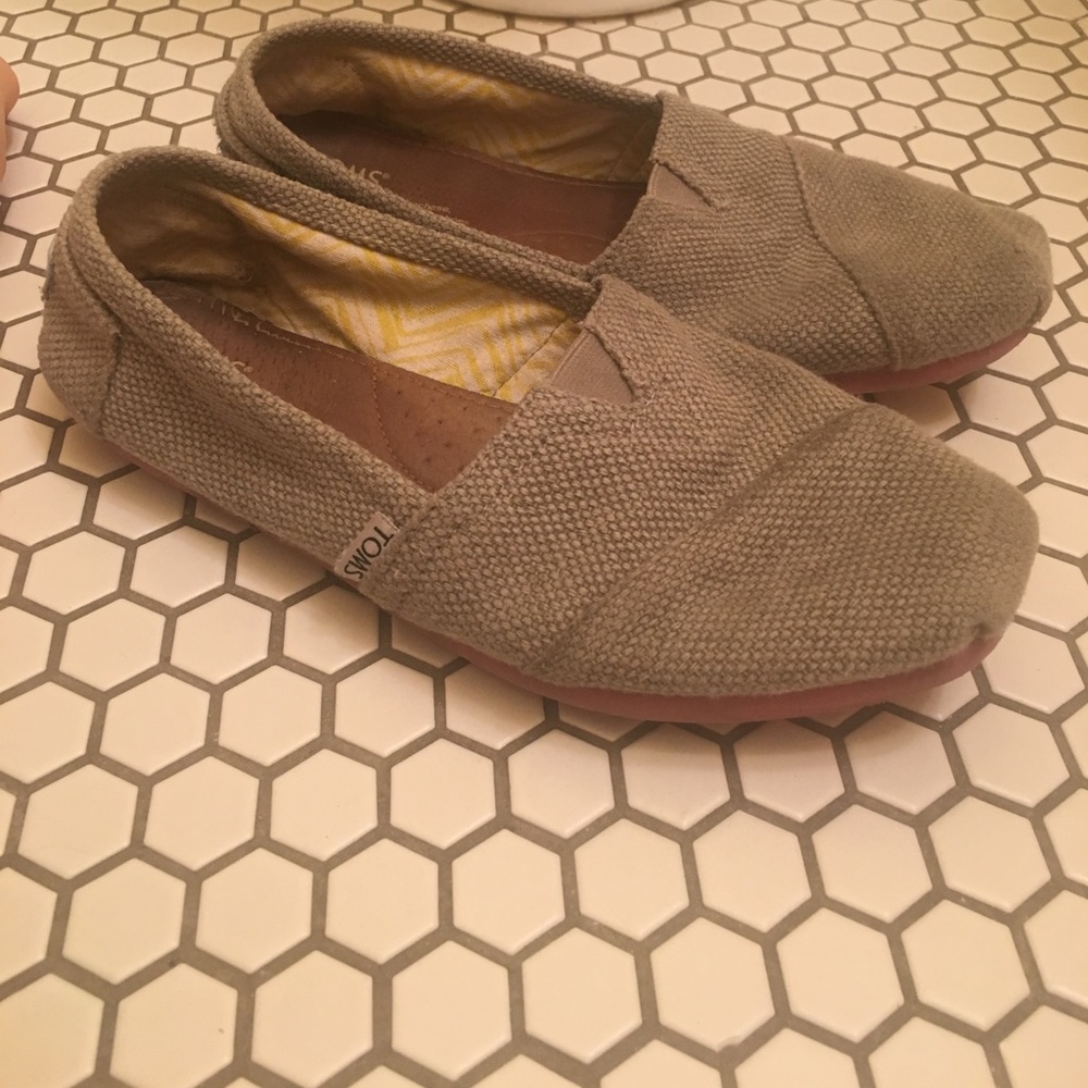 Old toms. Tan with pink bottoms.