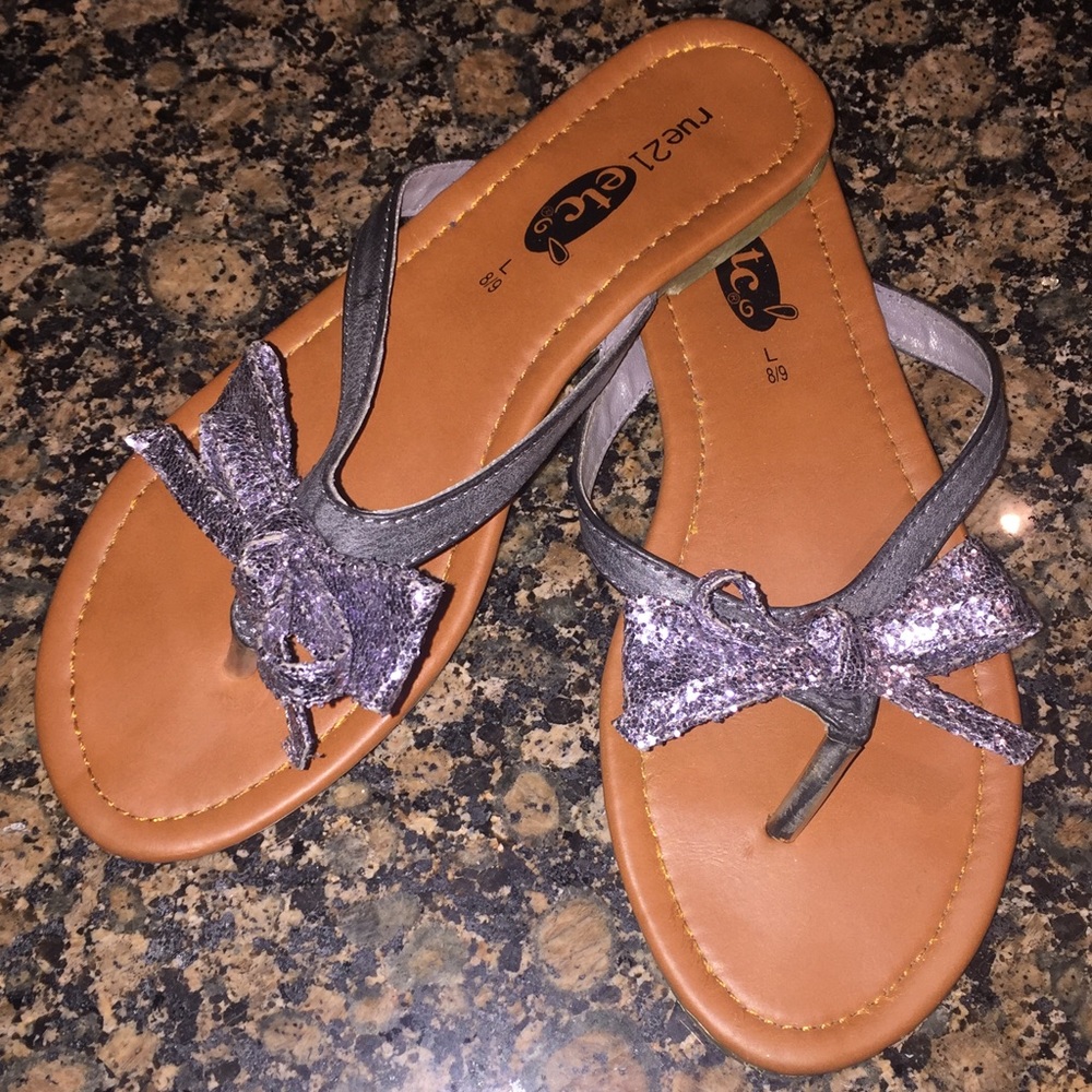 Rue21 Silver & Grey Sparkly Flip-Flops (L 8/9) 💟