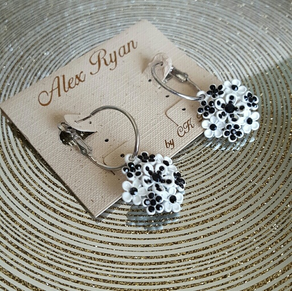 Floral earrings - Picture 2 of 2