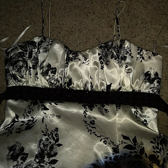 City Triangles white and black semi-formal dress - Picture 2 of 4