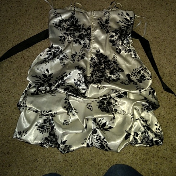 City Triangles white and black semi-formal dress - Picture 3 of 4