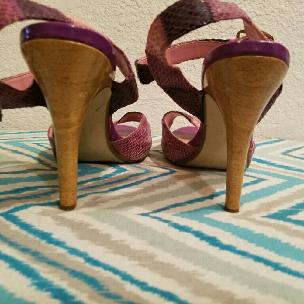 Heels/Sandals - Picture 3 of 4