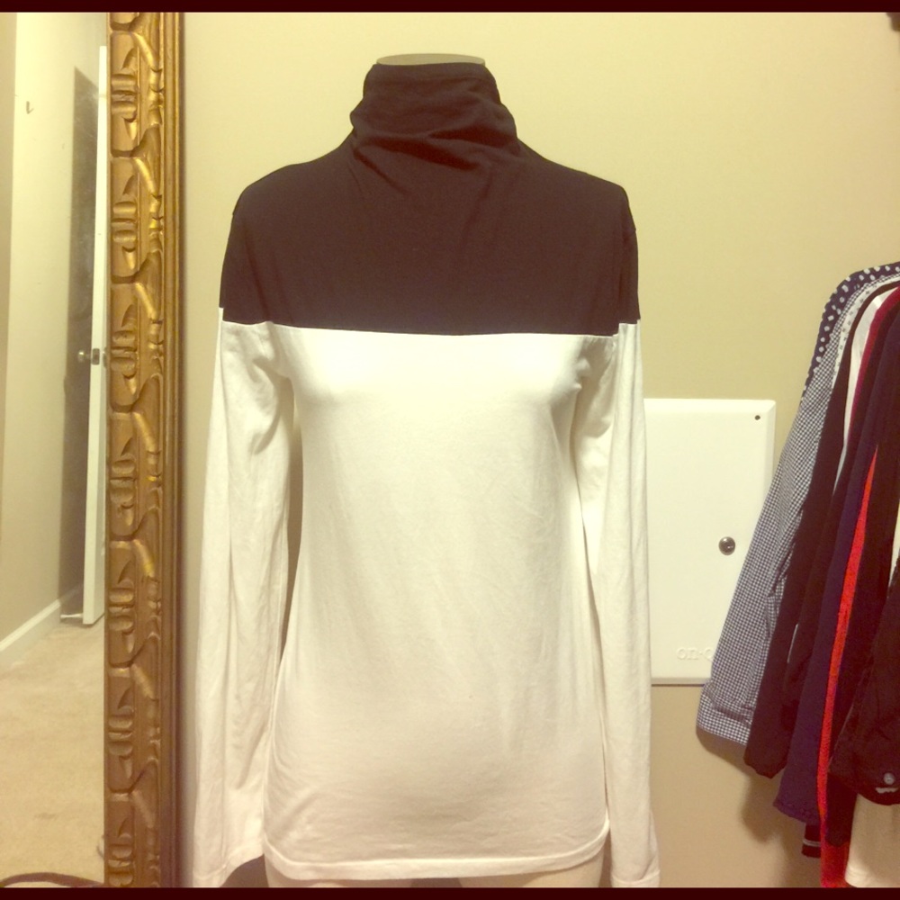 🔥hot sale till 4/16/17! VS color block top