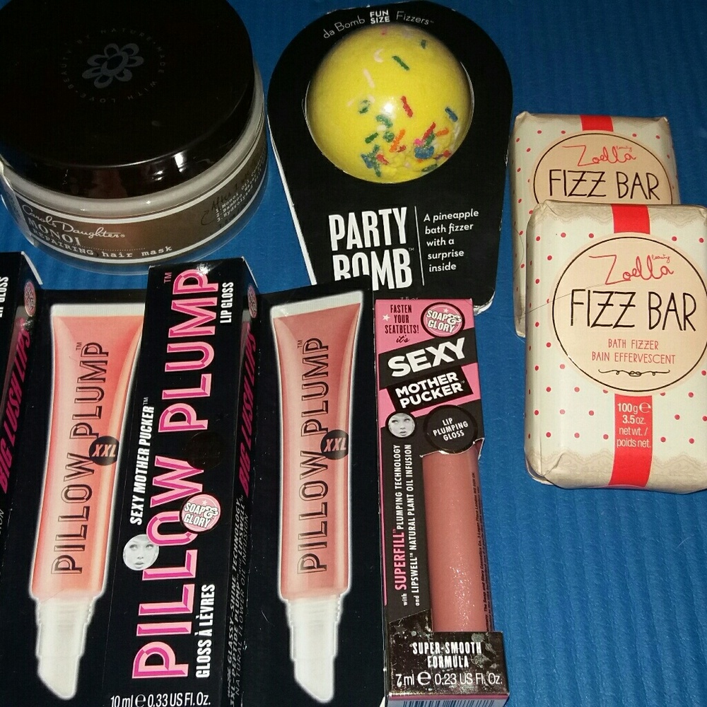 Lip Plumping Gloss & Bath Assort.Carols Daughter
