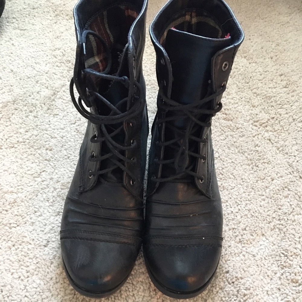 Combat boots