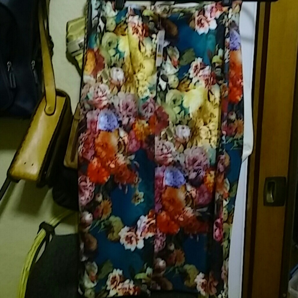 Floral skirt - Picture 3 of 7