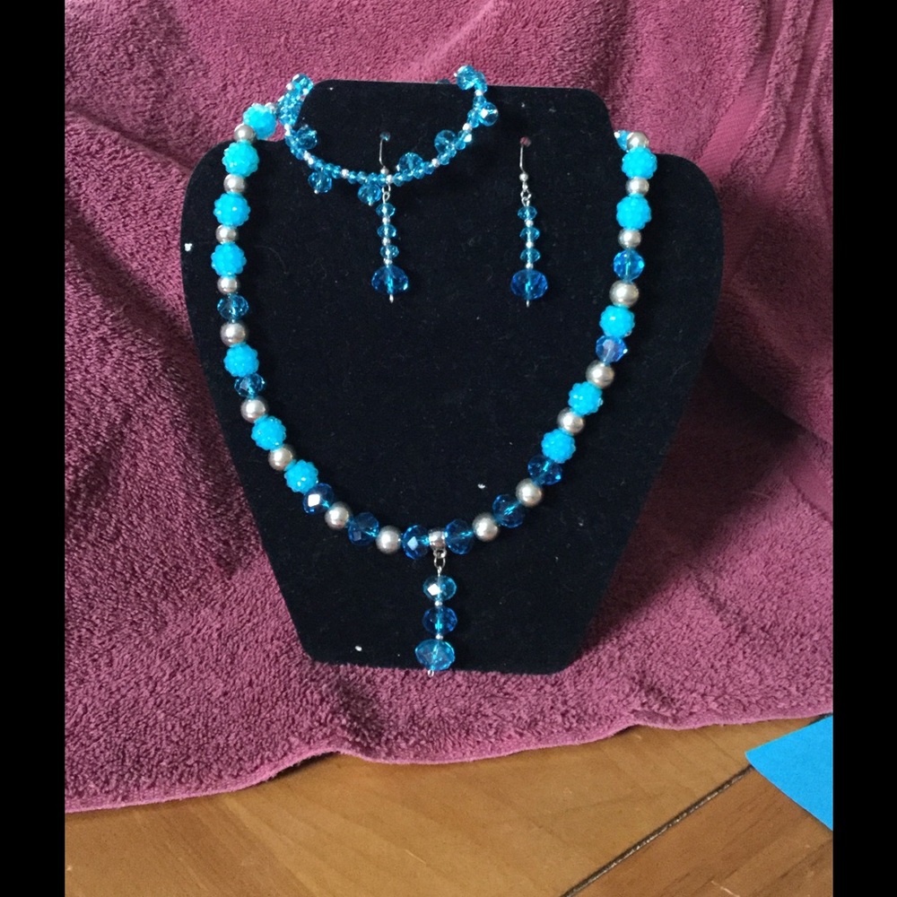 Turquoise and blue arrangement necklace set