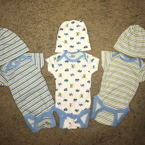 Gerber 3 body suits with matching hats❤️