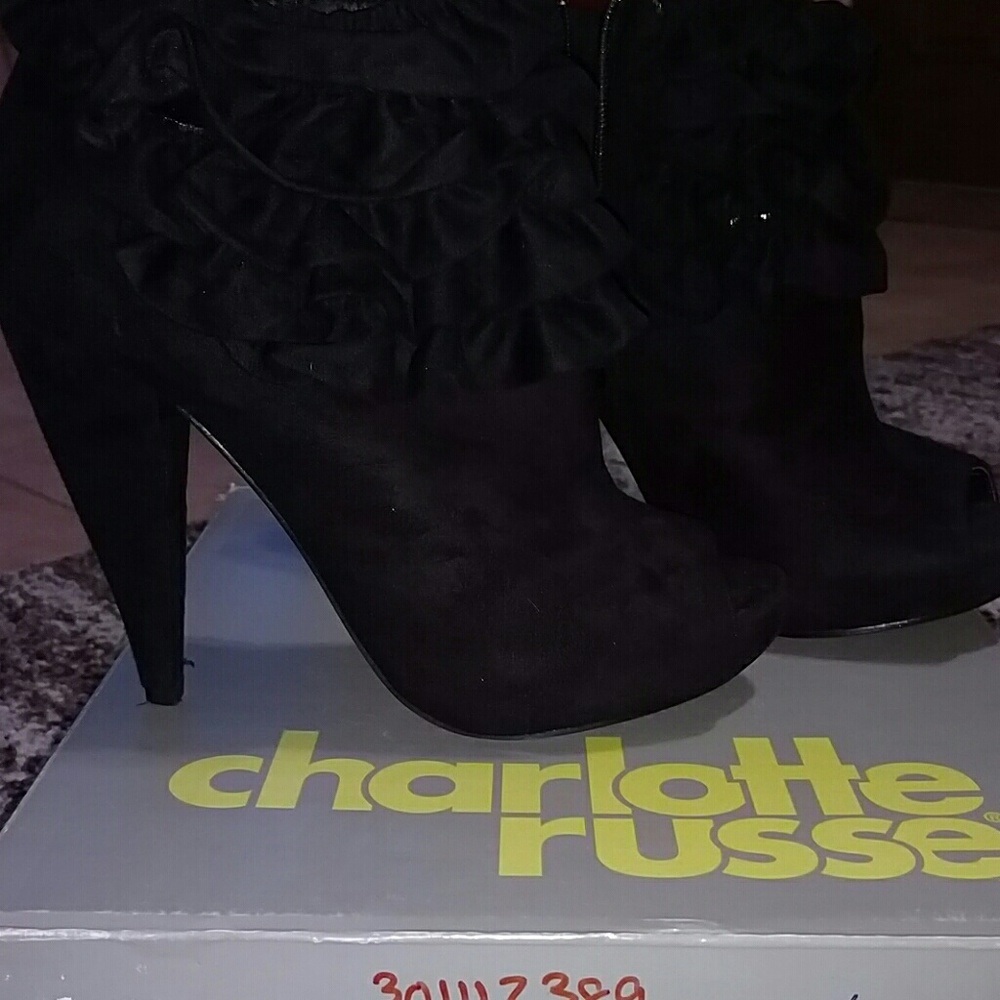 Black ruffled booties - Picture 2 of 3