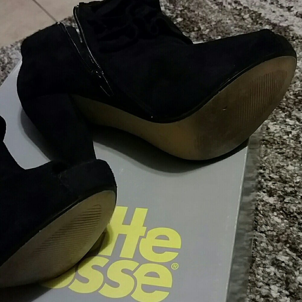 Black ruffled booties - Picture 3 of 3