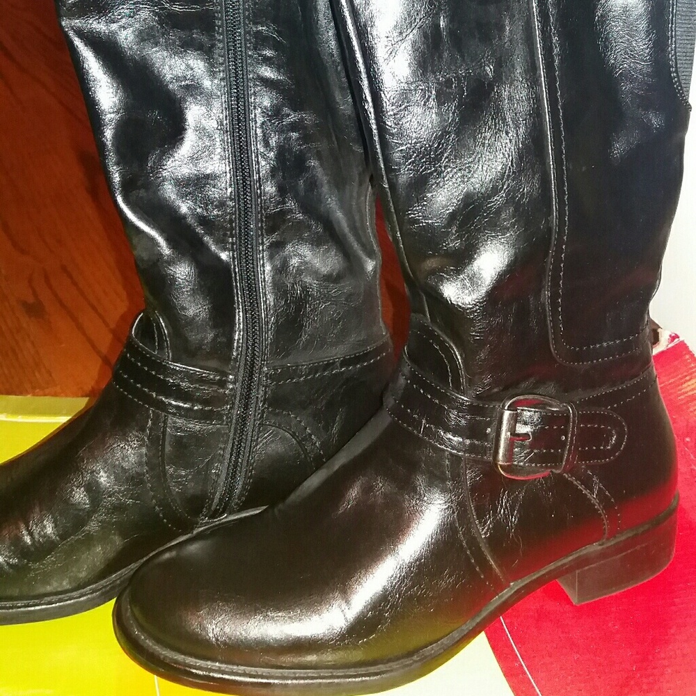 Womens knee high black leather boots size 7