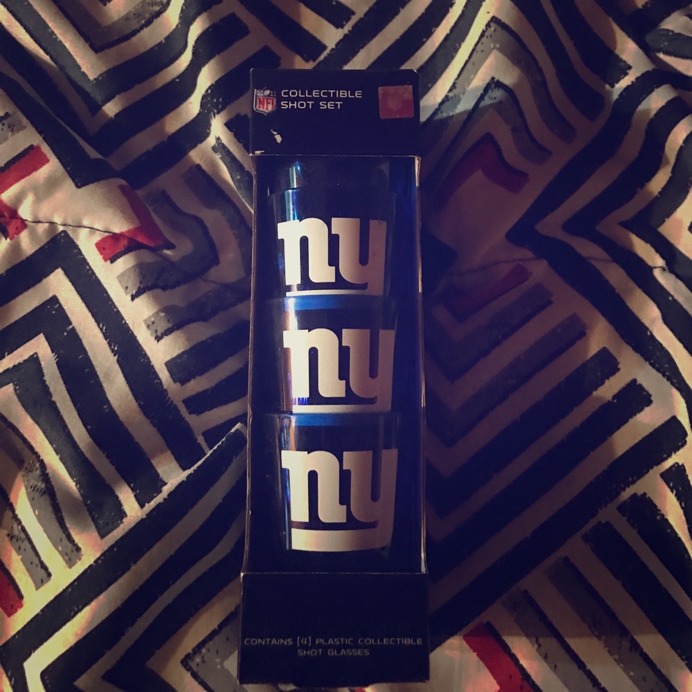 4 NY GIANTS PLASTIC SHOT GLASSES