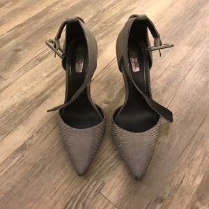 Jessica Simpson stilettos