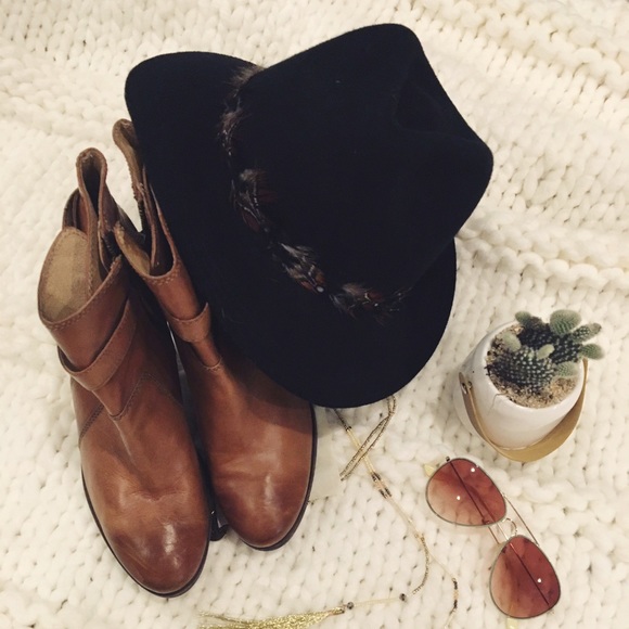 Olive&Pique Black Felt Hat with Feather Detail - Picture 1 of 3