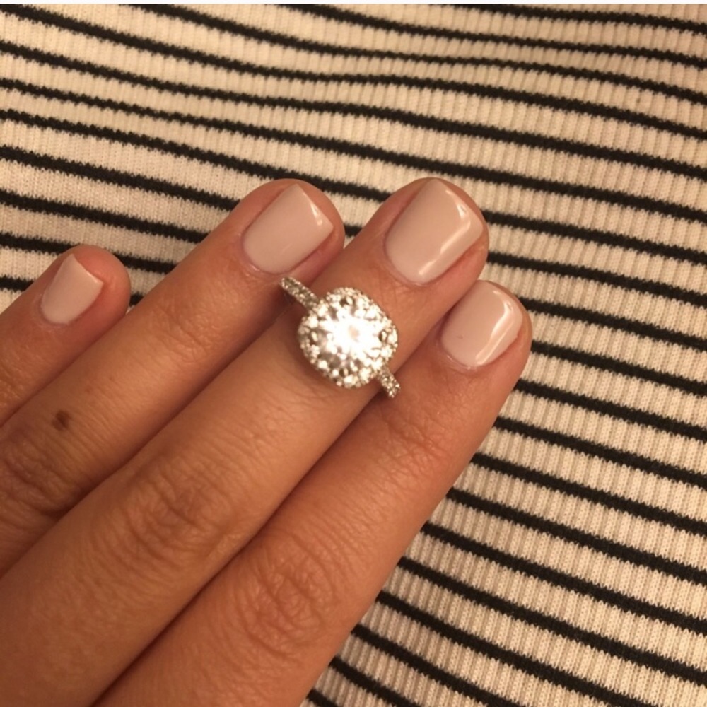 🌸BEAUTIFUL engagement ring with halo - Picture 3 of 8