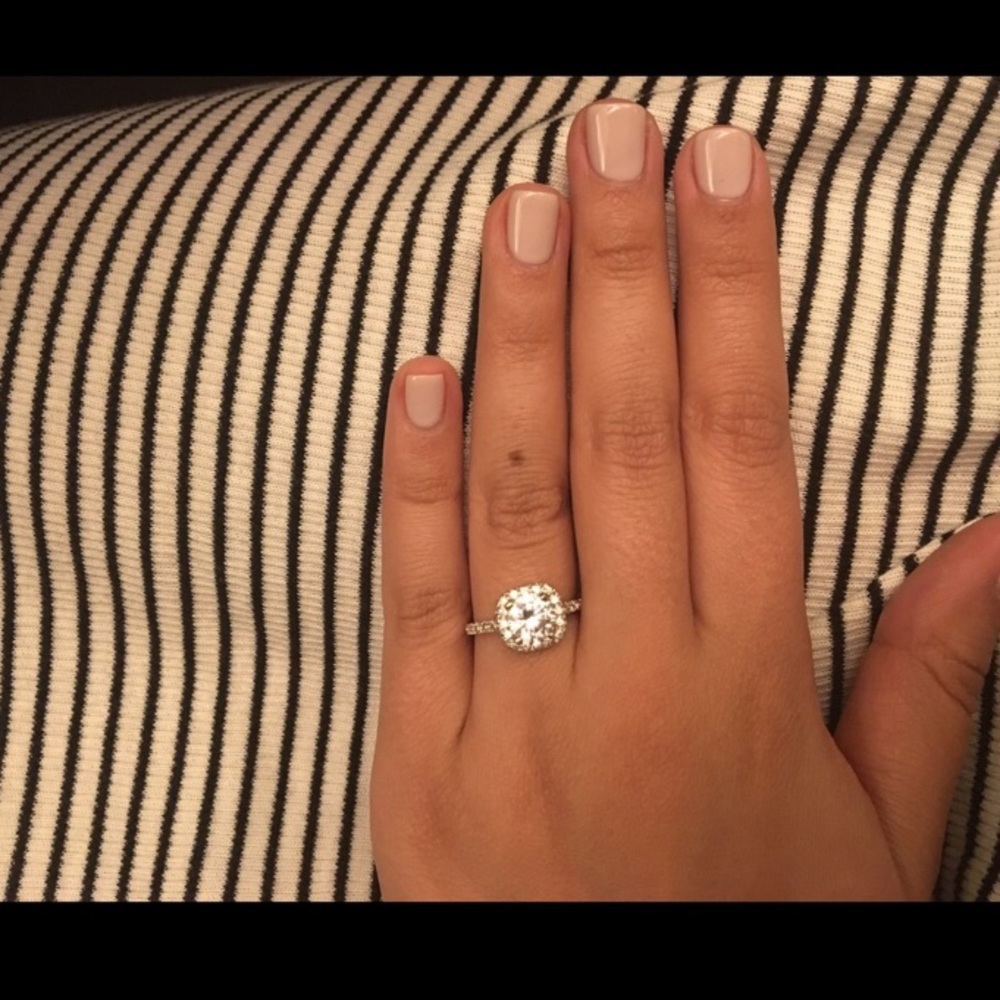 🌸BEAUTIFUL engagement ring with halo - Picture 2 of 8