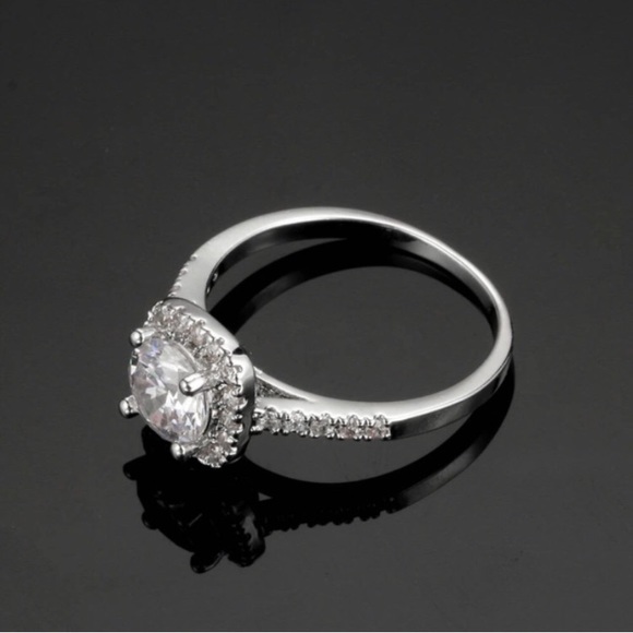 ๐ธBEAUTIFUL engagement ring with halo - Picture 8 of 8