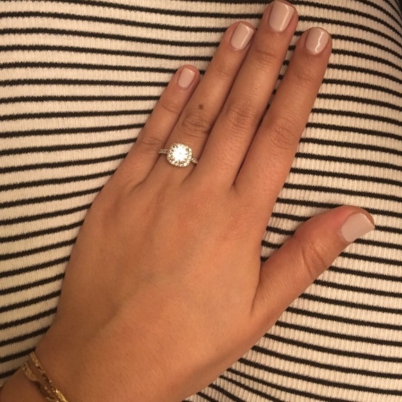 ๐ธBEAUTIFUL engagement ring with halo - Picture 5 of 8