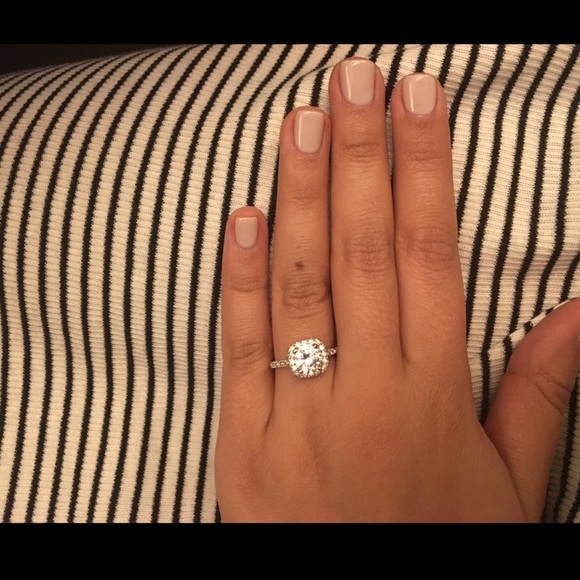 ๐ธBEAUTIFUL engagement ring with halo - Picture 2 of 8