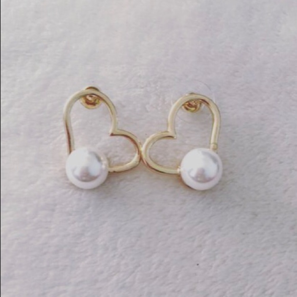 Gold pearl earrings