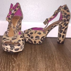 Gianni Bini leopard t straps
