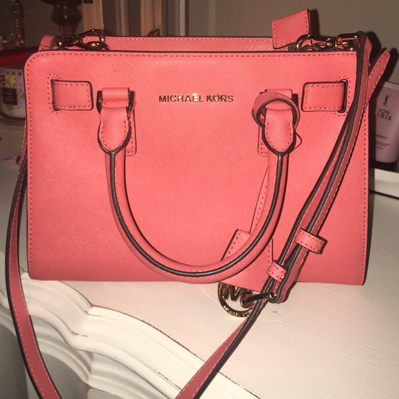 SOLD⚠️‼️Authentic Michael Kors Dillon Crossbody - Picture 1 of 4
