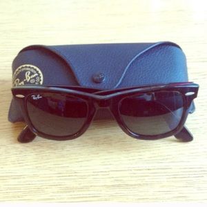 Ray Ban- Wayfarer Sunglasses in tortoiseshell