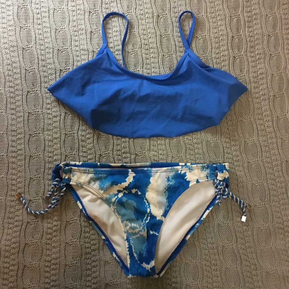 🐬 Blue flouncy swimsuit top and Billabong bottoms