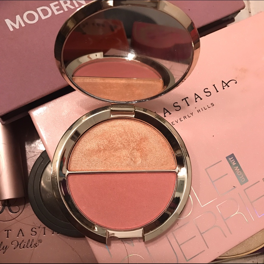 Becca Champagne Split in Champagne Pop/Flowerchild