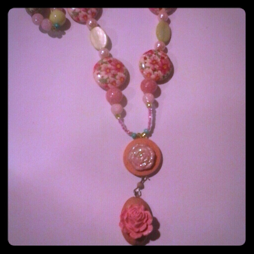 Rose dangling pendant necklace
