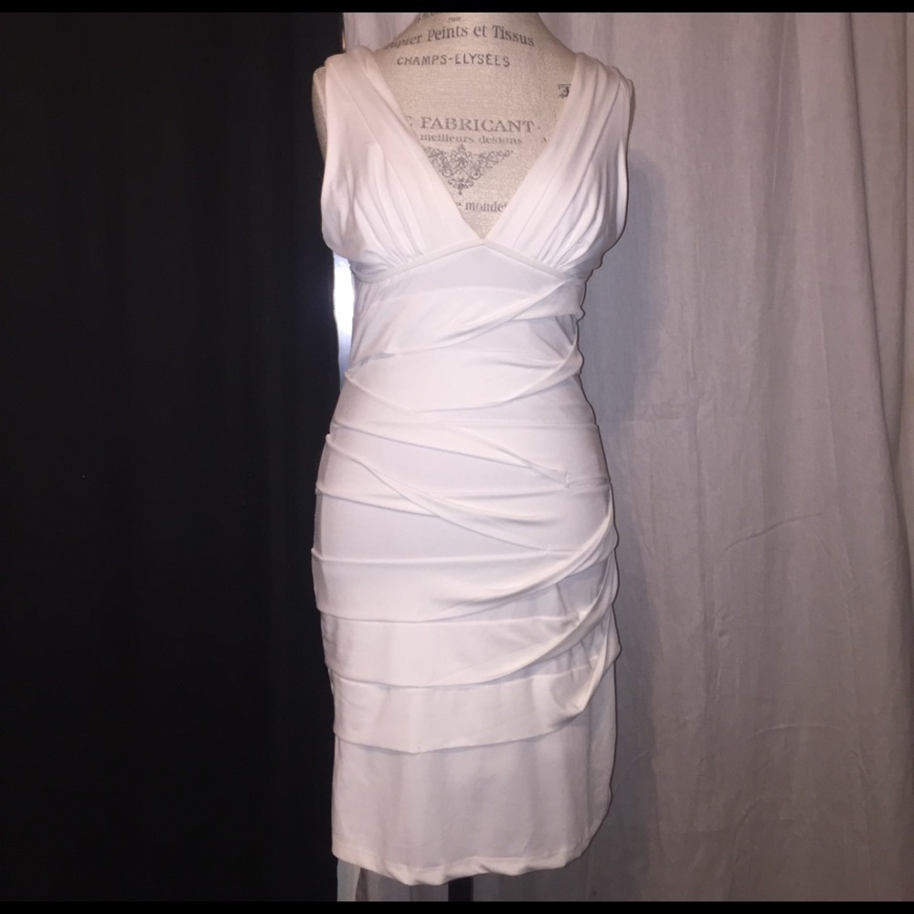 Sleeveless ruffle white dress