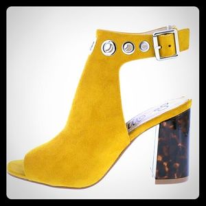 SOLD!!!!   MUSTARD CHUNKY HEEL SHOES