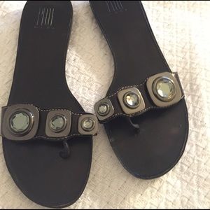 LOOK Pelle Moda Sandals Shop & Help 2 Shelters :)